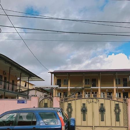 Семейный Дворик Sukhumi Exterior photo