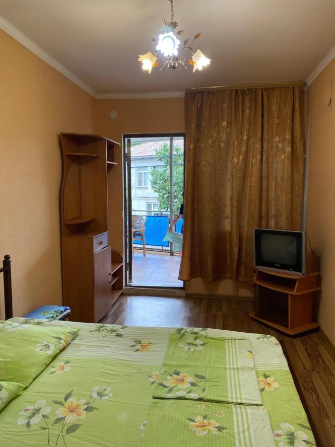 Семейный Дворик Sukhumi Exterior photo